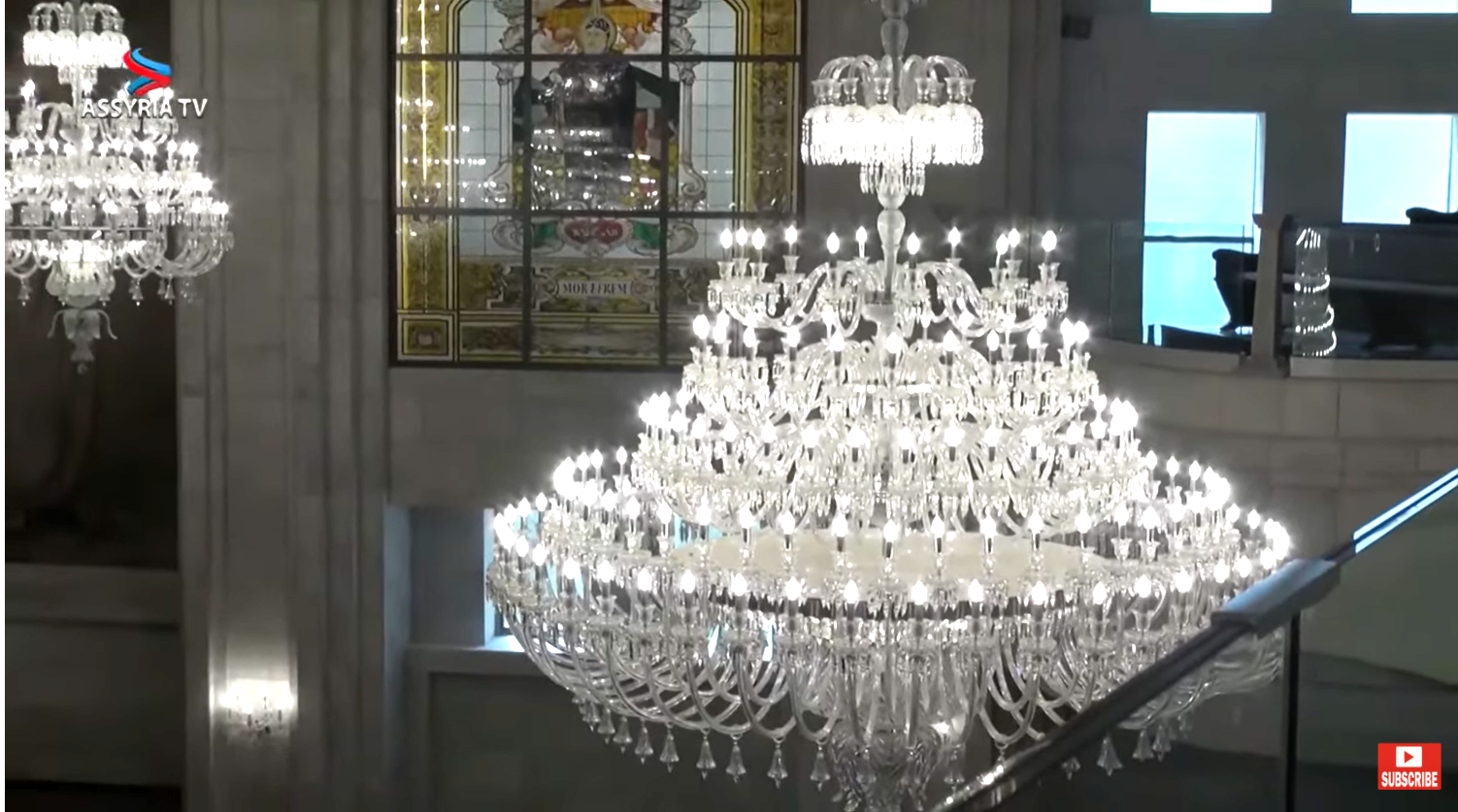 聖厄弗冷敘利亞東正教教會內華美的水晶吊燈。 （YouTube@Assyria TV影片截圖）